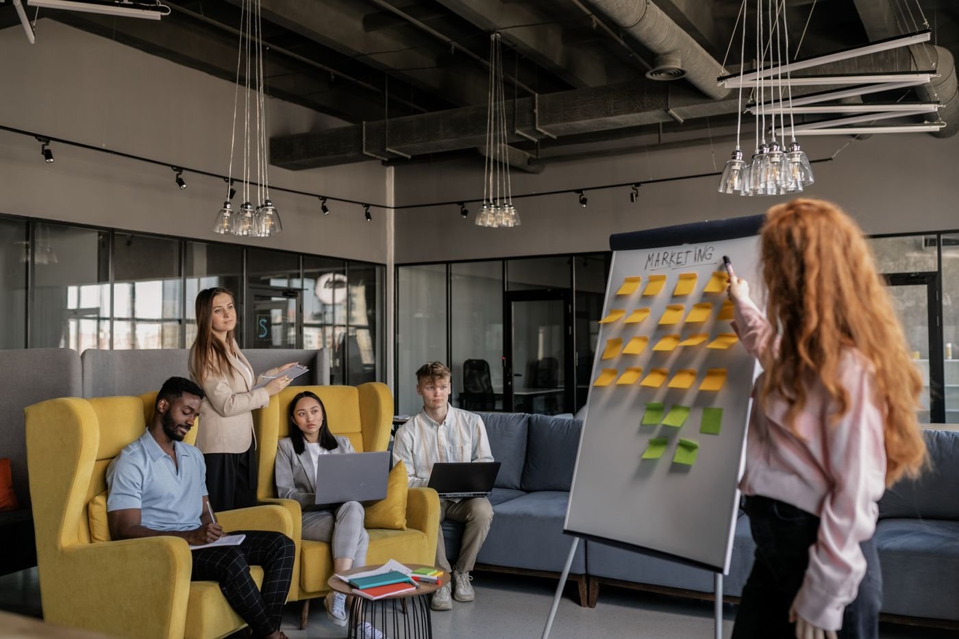 Team plant eine Marketingstrategie mit Haftnotizen an einem Whiteboard