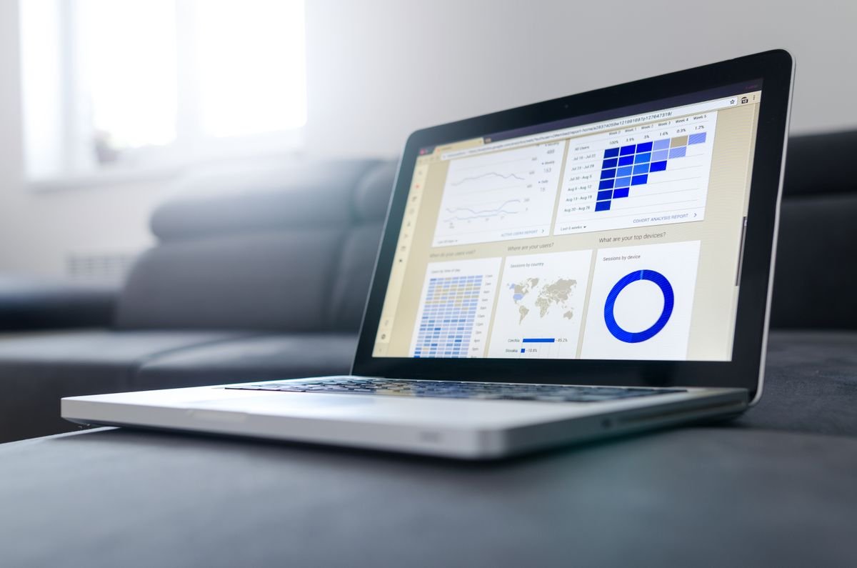Laptop mit Analytics-Dashboard zeigt Besucherzahlen und Conversion-Kennzahlen