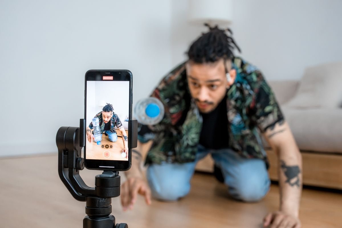Selbstständige filmt Social-Media-Content für die eigene Kundengewinnung mit dem Smartphone